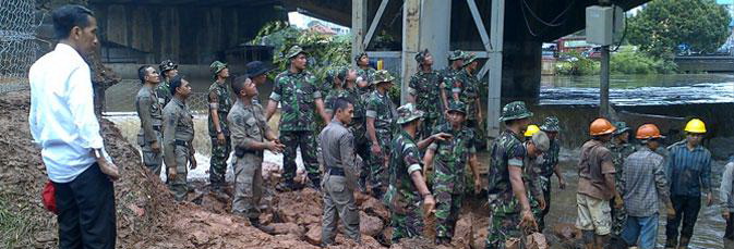 Jokowi memantau perbaikan bendungan latuharhary tahun 2012