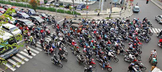 Motor berhenti jauh di depan garis berhenti